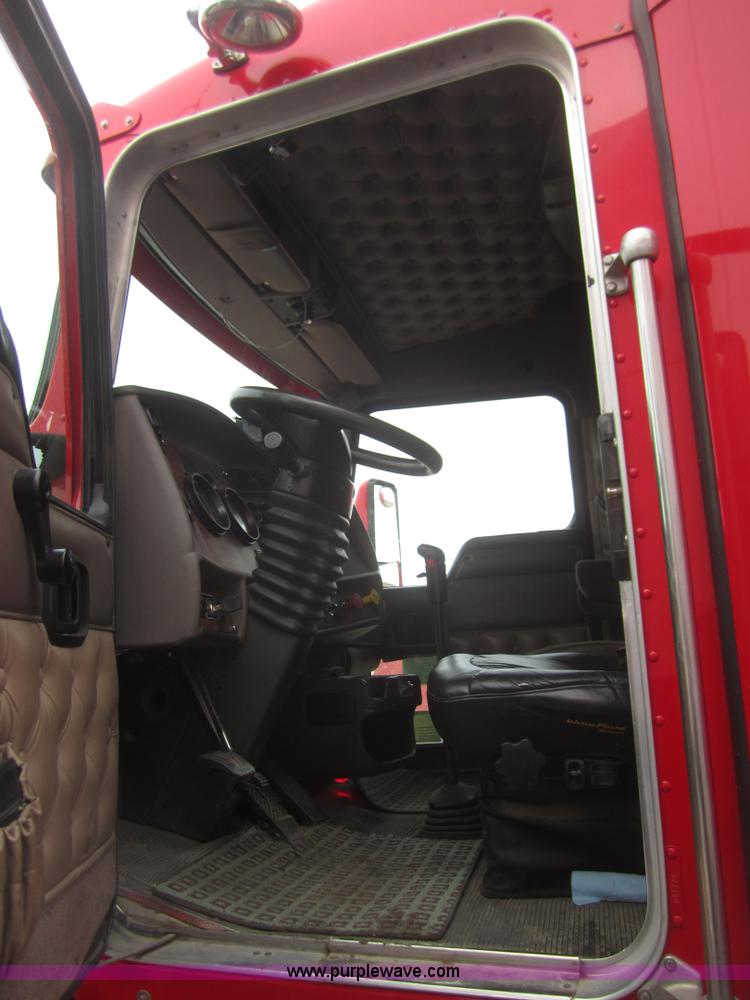 image for item B3153 2005 Kenworth T600 semi truck