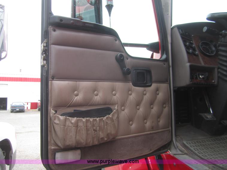 image for item B3153 2005 Kenworth T600 semi truck