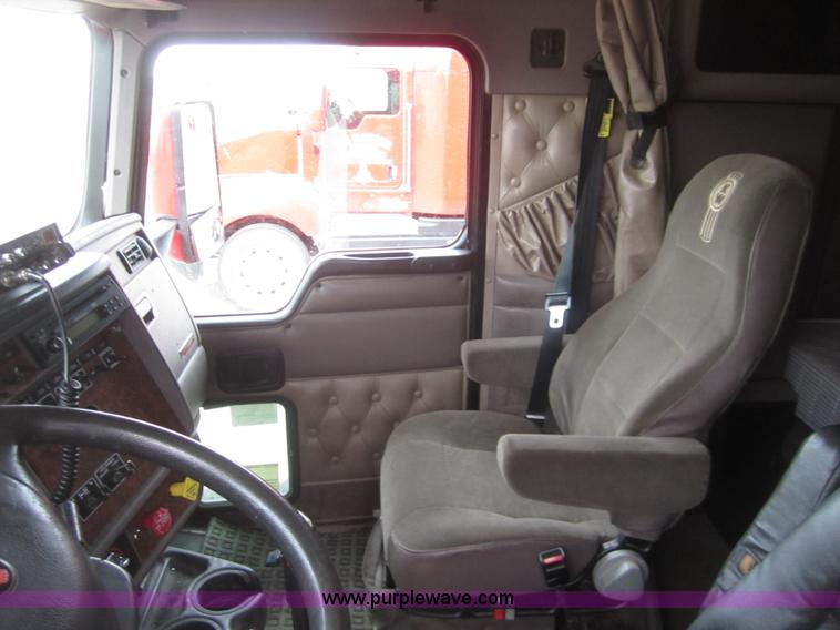 image for item B3153 2005 Kenworth T600 semi truck