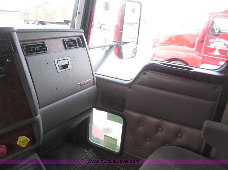 image for item B3153 2005 Kenworth T600 semi truck
