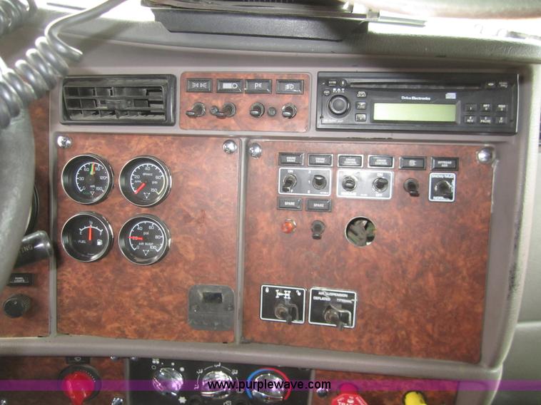 image for item B3153 2005 Kenworth T600 semi truck