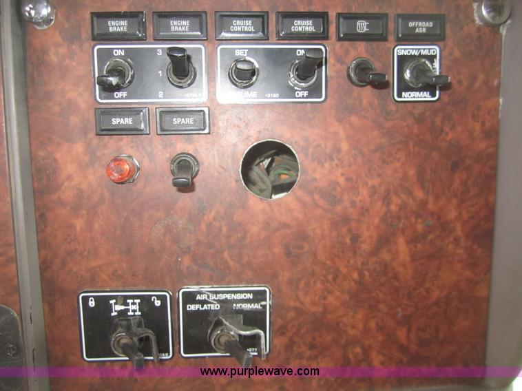 image for item B3153 2005 Kenworth T600 semi truck