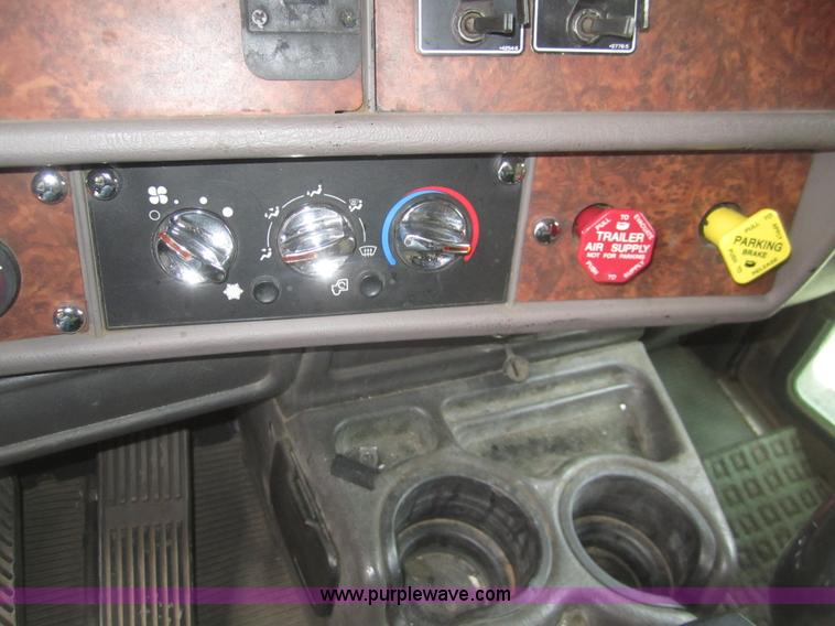 image for item B3153 2005 Kenworth T600 semi truck