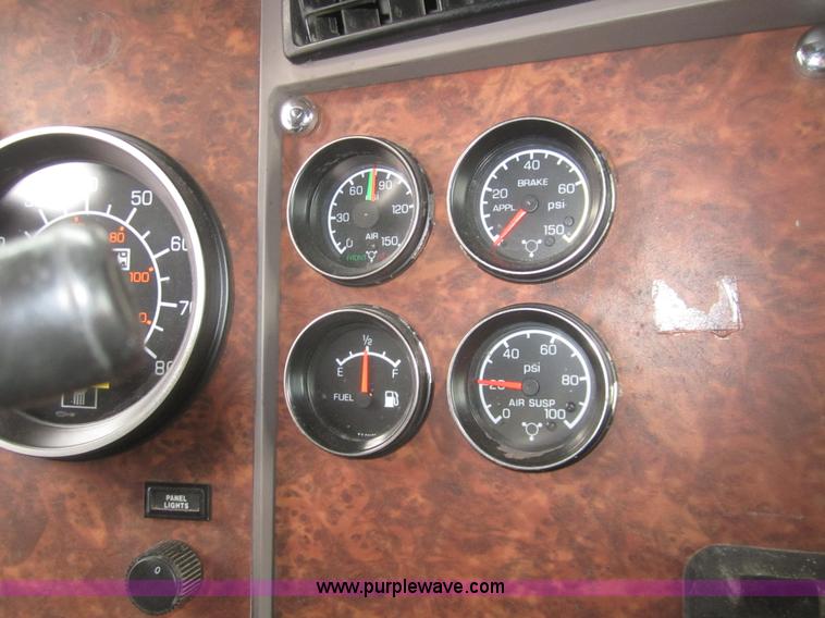 image for item B3153 2005 Kenworth T600 semi truck