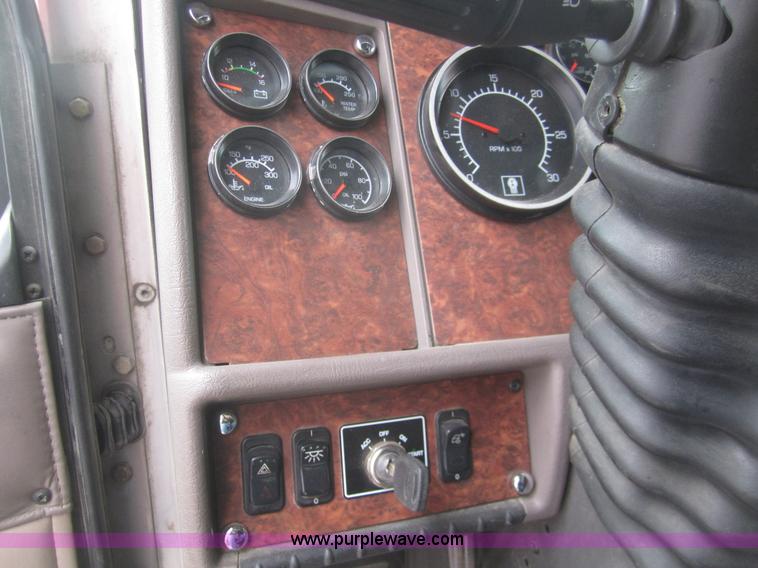 image for item B3153 2005 Kenworth T600 semi truck