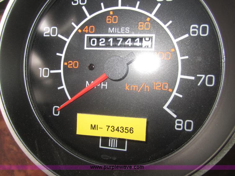 image for item B3153 2005 Kenworth T600 semi truck