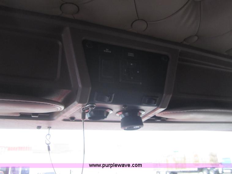 image for item B3153 2005 Kenworth T600 semi truck