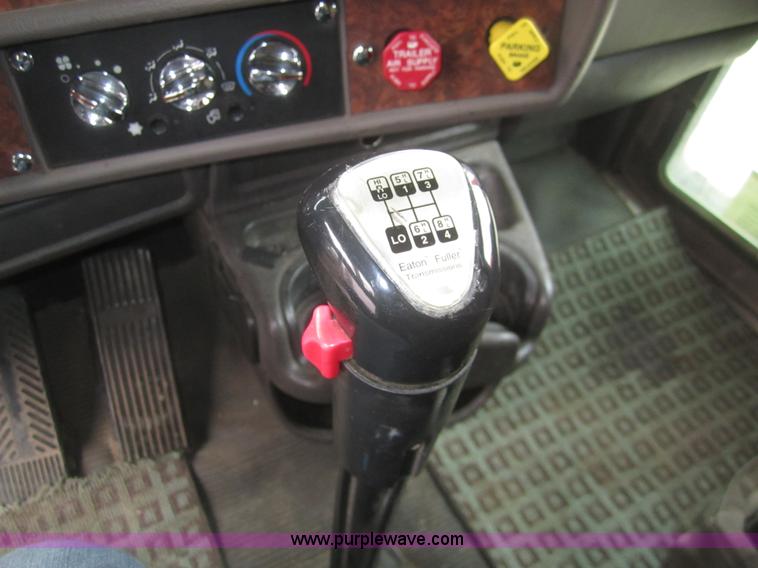 image for item B3153 2005 Kenworth T600 semi truck