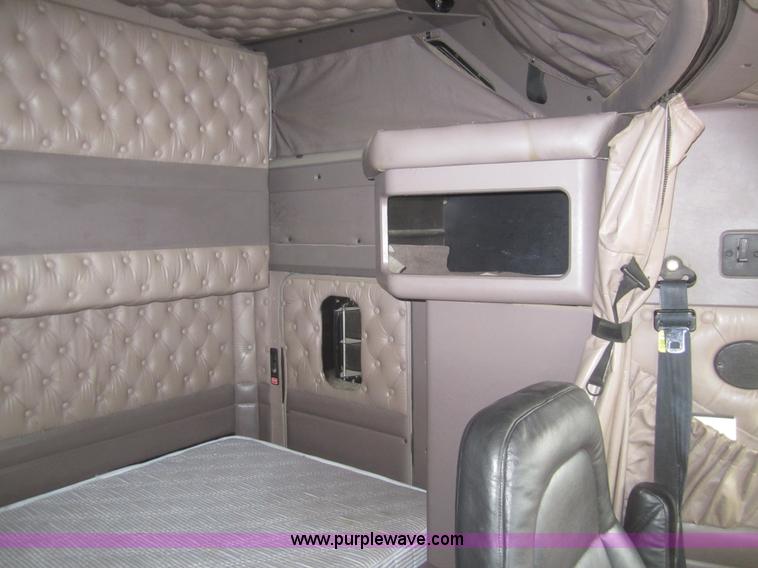 image for item B3153 2005 Kenworth T600 semi truck