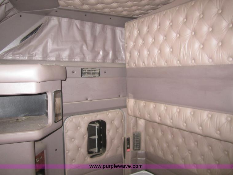 image for item B3153 2005 Kenworth T600 semi truck