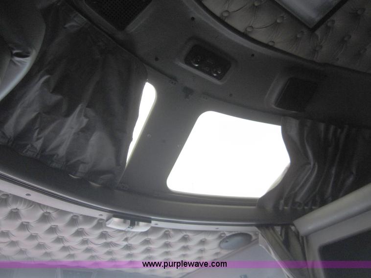 image for item B3153 2005 Kenworth T600 semi truck