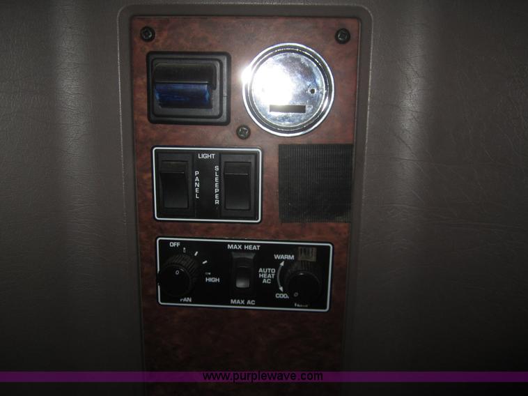 image for item B3153 2005 Kenworth T600 semi truck