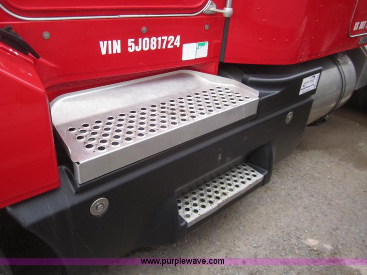 image for item B3153 2005 Kenworth T600 semi truck