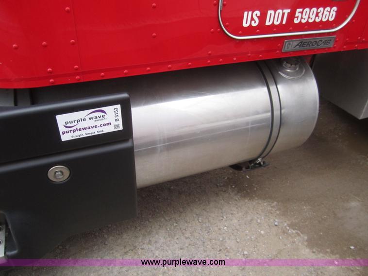 image for item B3153 2005 Kenworth T600 semi truck