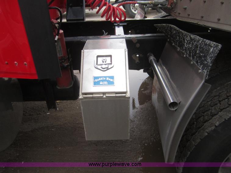 image for item B3153 2005 Kenworth T600 semi truck