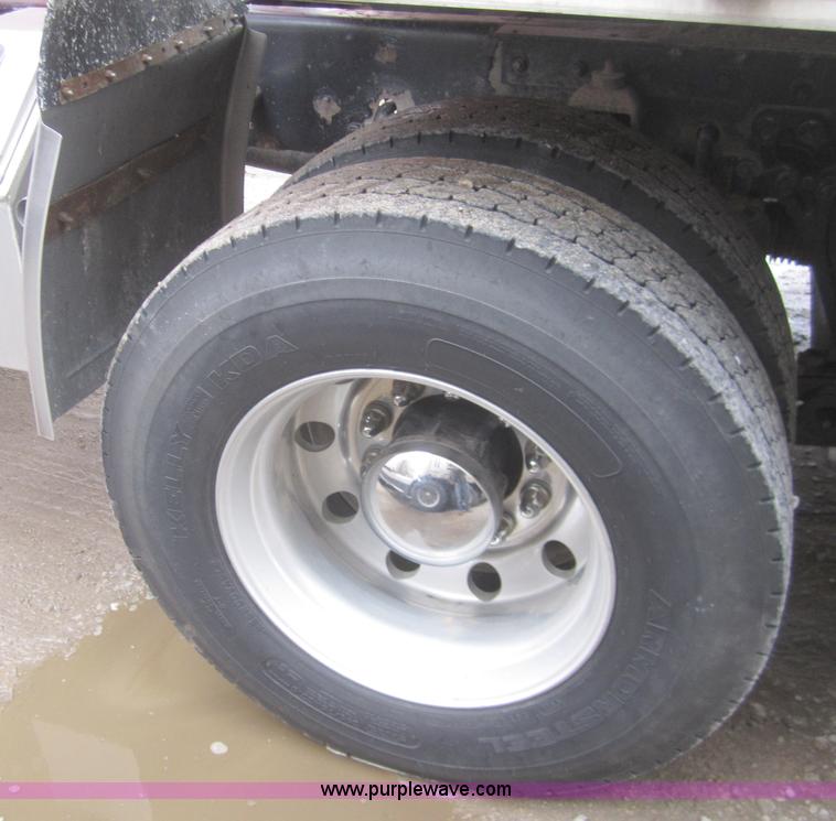 image for item B3153 2005 Kenworth T600 semi truck