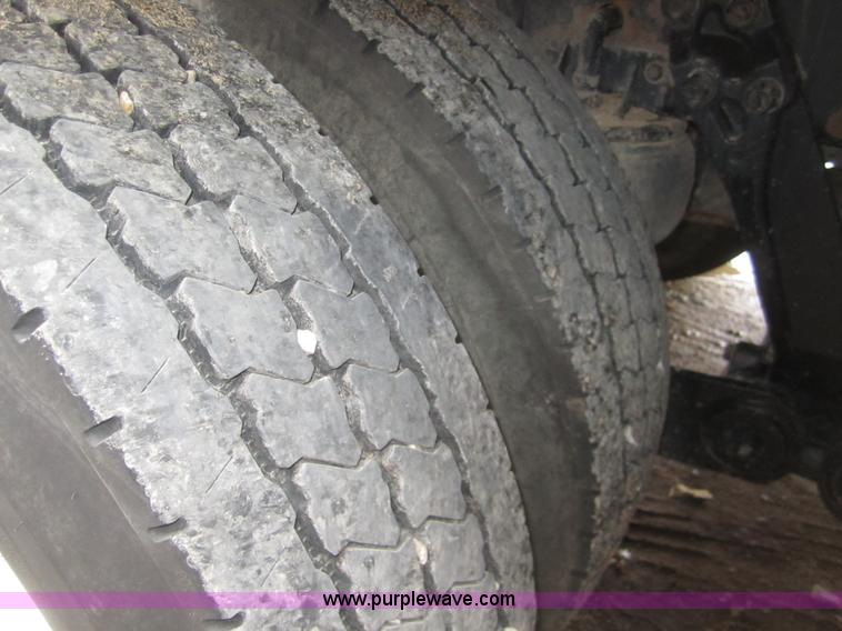 image for item B3153 2005 Kenworth T600 semi truck