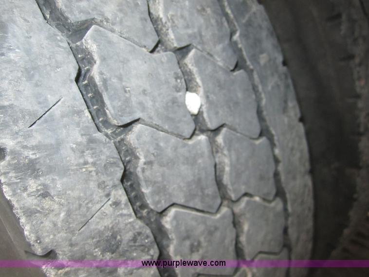 image for item B3153 2005 Kenworth T600 semi truck