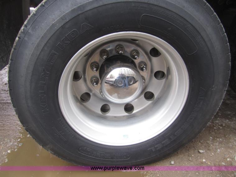 image for item B3153 2005 Kenworth T600 semi truck