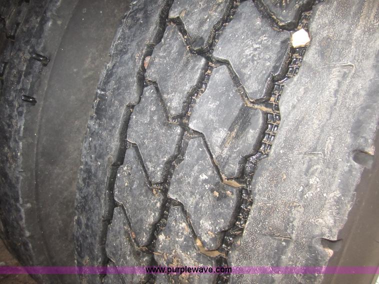 image for item B3153 2005 Kenworth T600 semi truck