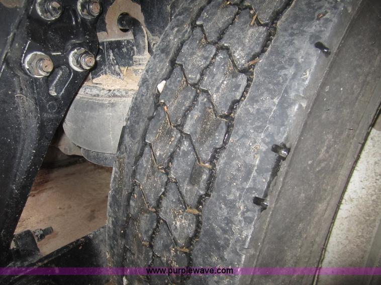 image for item B3153 2005 Kenworth T600 semi truck