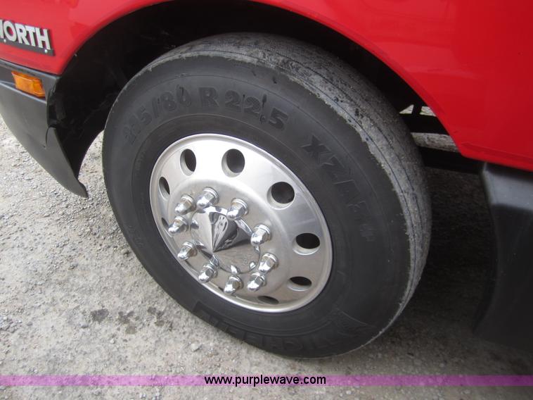 image for item B3153 2005 Kenworth T600 semi truck