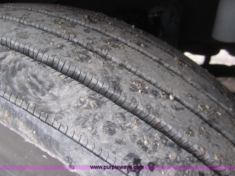 image for item B3153 2005 Kenworth T600 semi truck