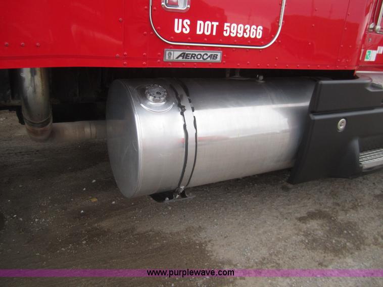 image for item B3153 2005 Kenworth T600 semi truck