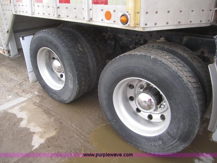 image for item B3153 2005 Kenworth T600 semi truck