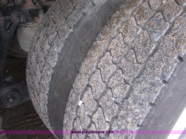 image for item B3153 2005 Kenworth T600 semi truck