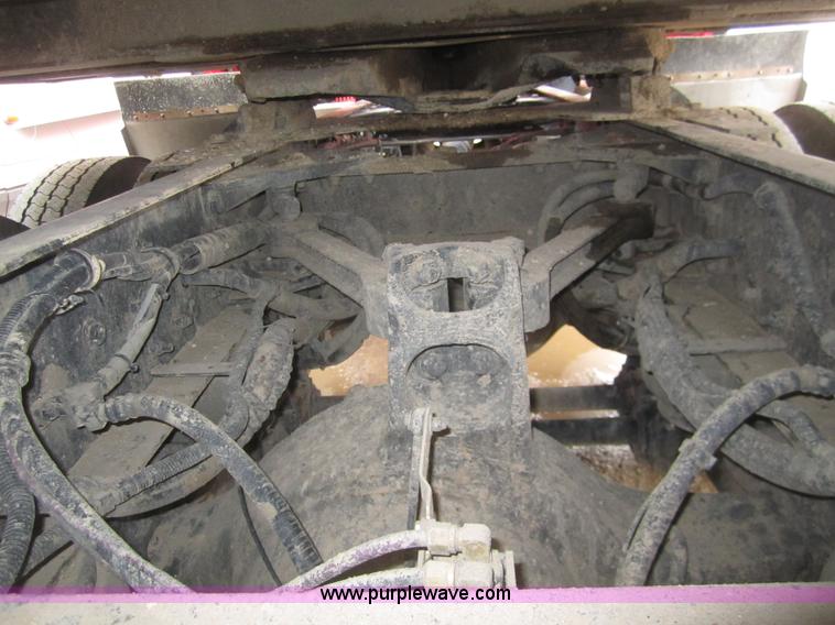 image for item B3153 2005 Kenworth T600 semi truck