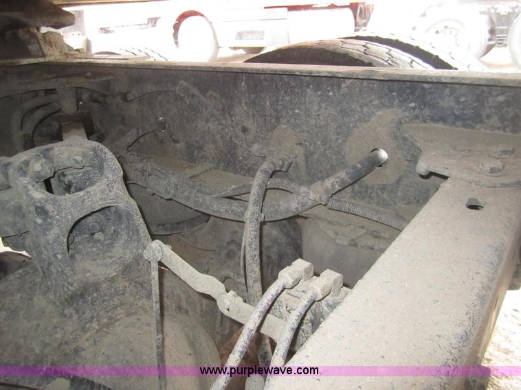 image for item B3153 2005 Kenworth T600 semi truck