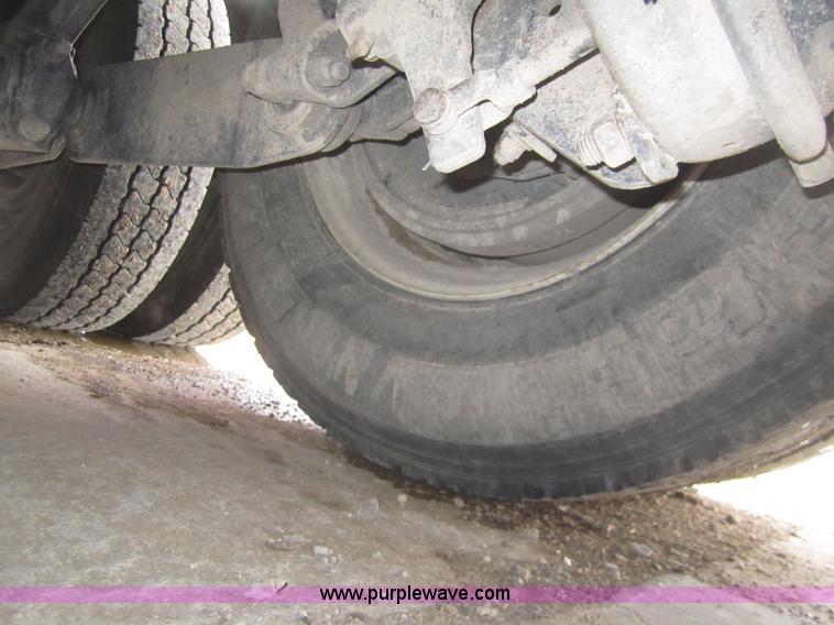 image for item B3153 2005 Kenworth T600 semi truck