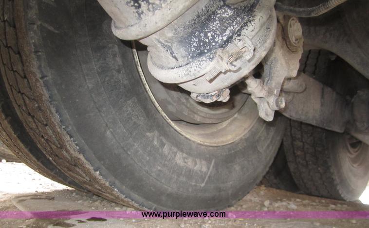 image for item B3153 2005 Kenworth T600 semi truck