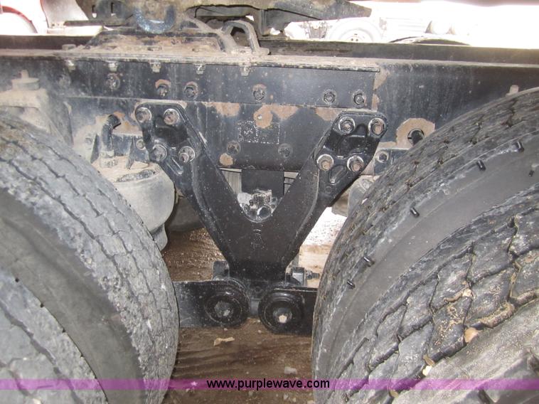 image for item B3153 2005 Kenworth T600 semi truck