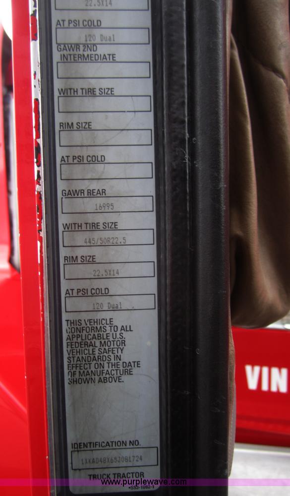 image for item B3153 2005 Kenworth T600 semi truck