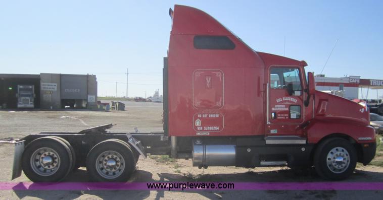 image for item B5513 2003 Kenworth T600 semi truck