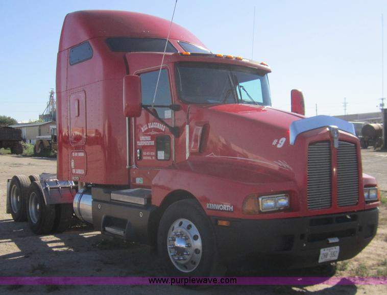 image for item B5513 2003 Kenworth T600 semi truck