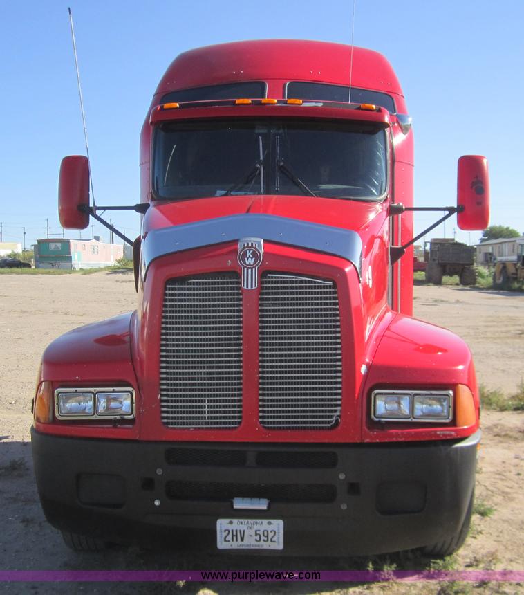 image for item B5513 2003 Kenworth T600 semi truck