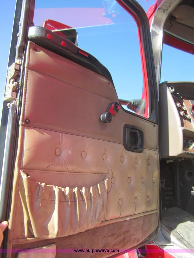 image for item B5513 2003 Kenworth T600 semi truck