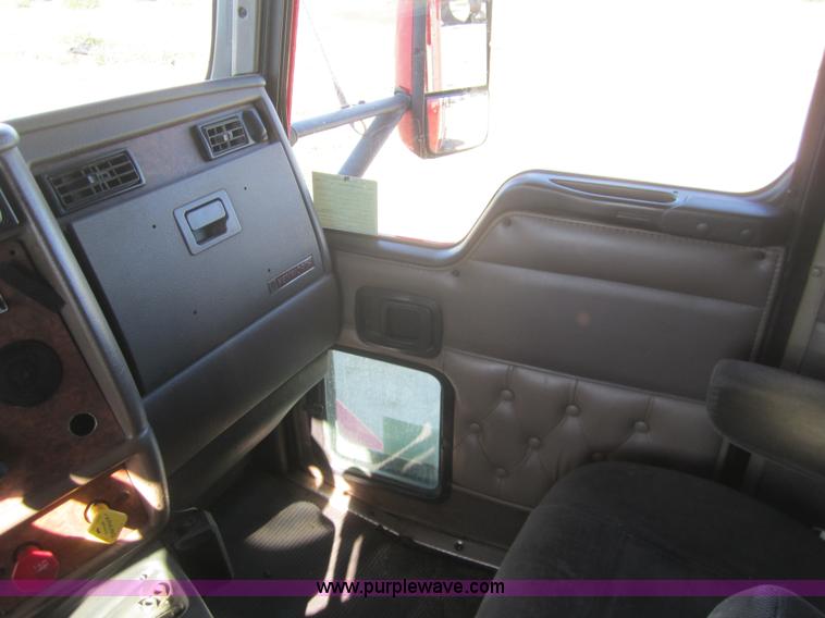 image for item B5513 2003 Kenworth T600 semi truck