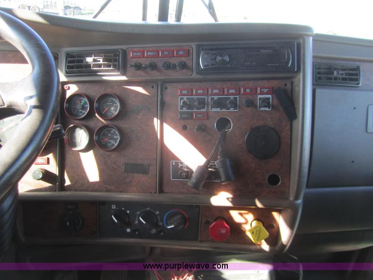 image for item B5513 2003 Kenworth T600 semi truck