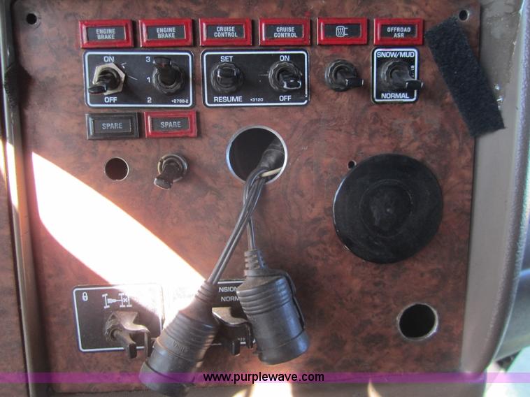 image for item B5513 2003 Kenworth T600 semi truck