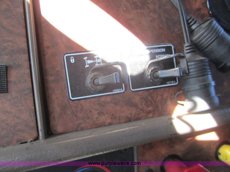 image for item B5513 2003 Kenworth T600 semi truck