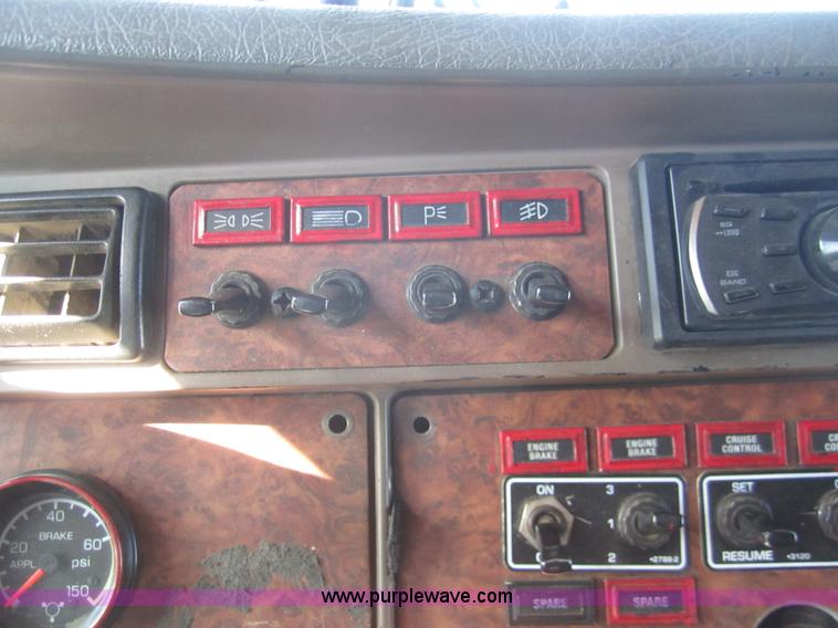 image for item B5513 2003 Kenworth T600 semi truck