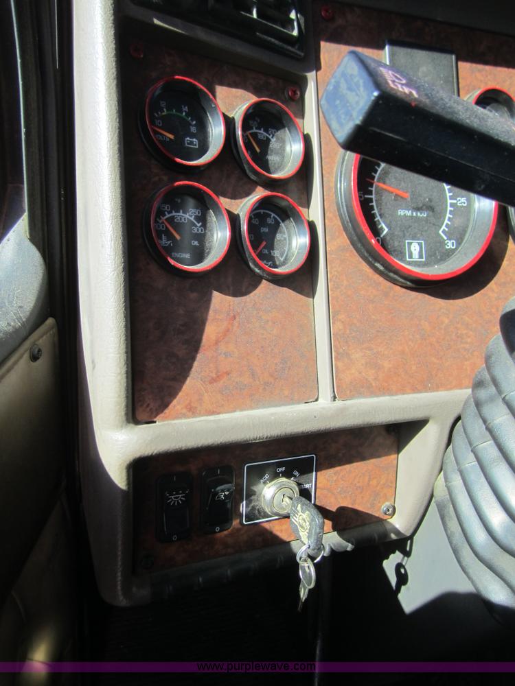 image for item B5513 2003 Kenworth T600 semi truck