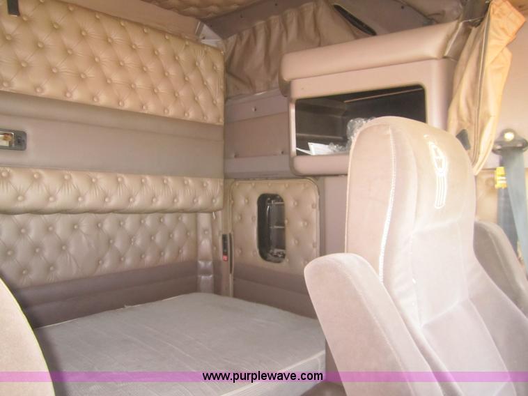 image for item B5513 2003 Kenworth T600 semi truck