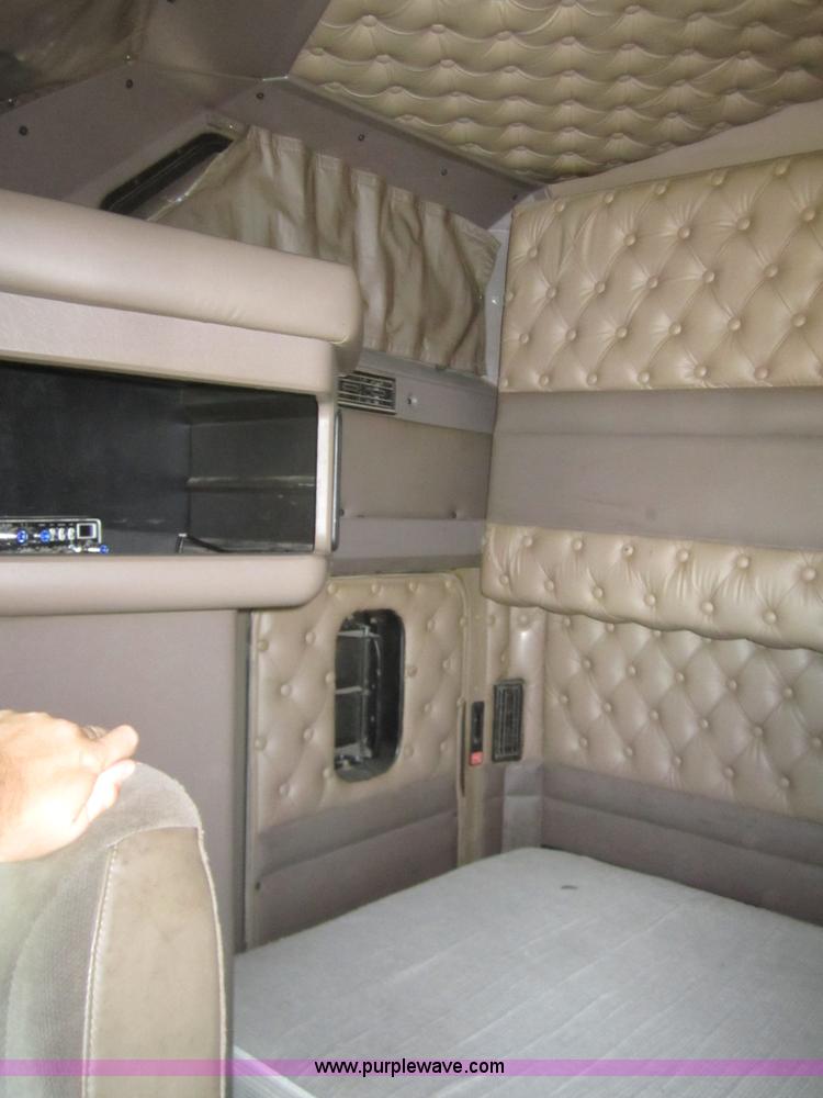 image for item B5513 2003 Kenworth T600 semi truck