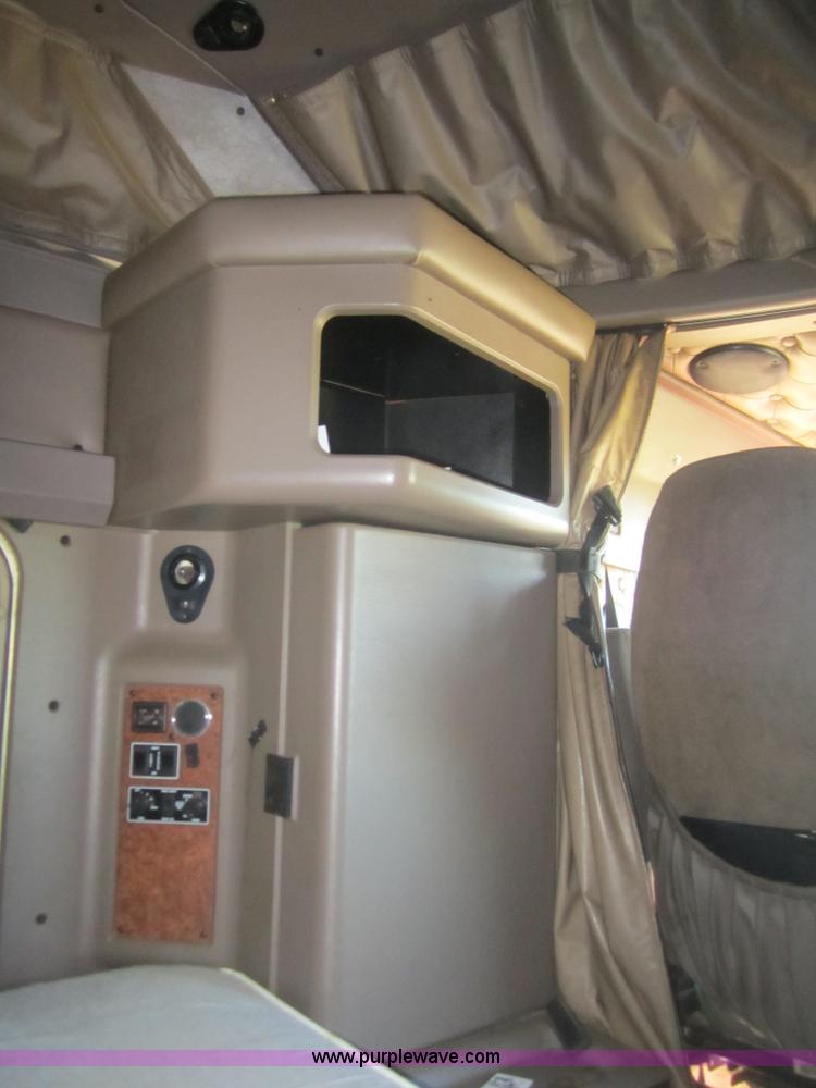 image for item B5513 2003 Kenworth T600 semi truck