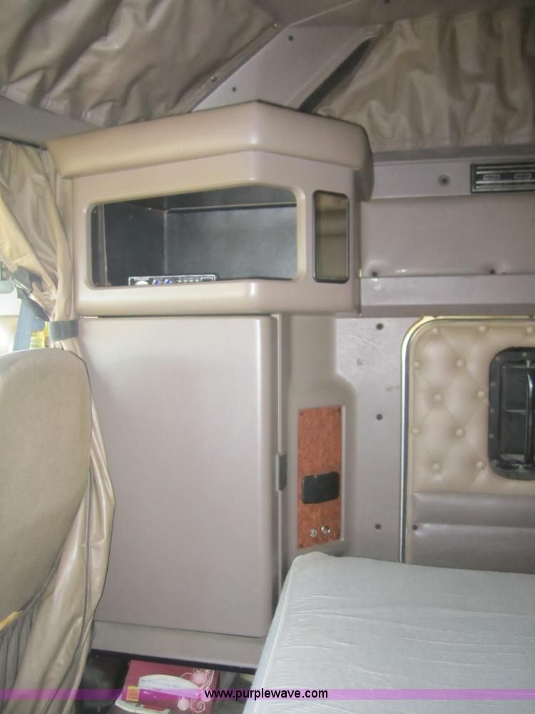 image for item B5513 2003 Kenworth T600 semi truck